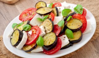 Tomaten-Mozzarella-Salat mit Aubergine Tomaten-Mozzarella-Salat mit Aubergine
