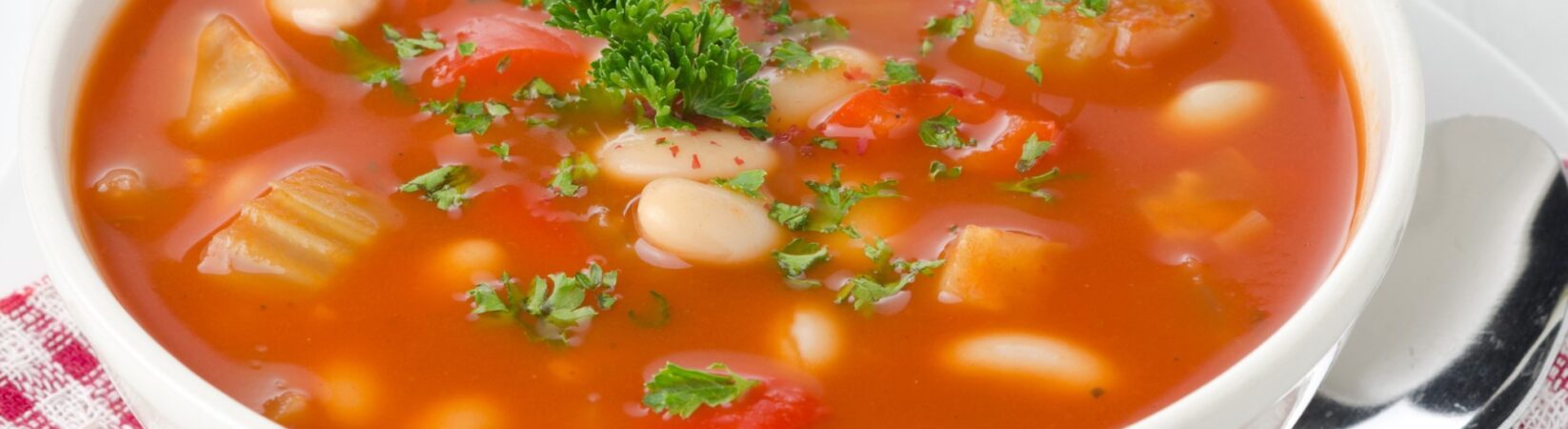 Tomatensuppe mit Bohnen, Stangensellerie und Paprika