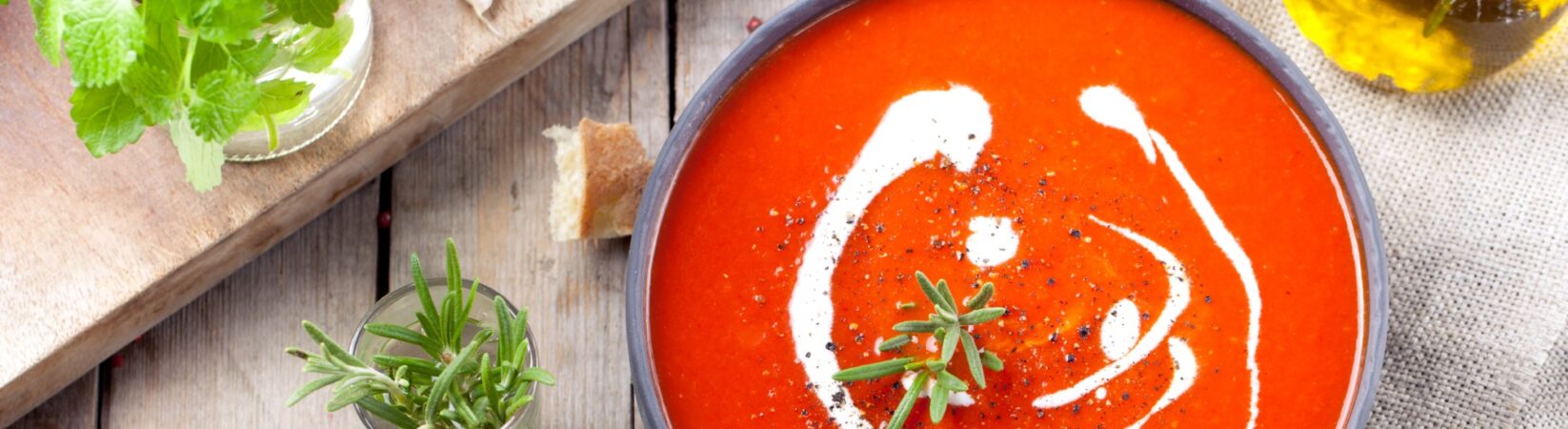 Tomatensuppe mit Hackfleisch und Basilikum