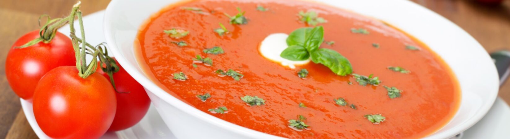 Tomatensuppe mit Mozzarella und Kräutergremolata