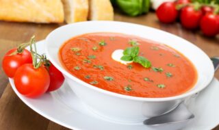 Tomatensuppe mit Mozzarella und Kräutergremolata