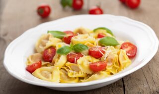 Tortellini mit Tomaten und Parmesan Tortellini mit Tomaten und Parmesan