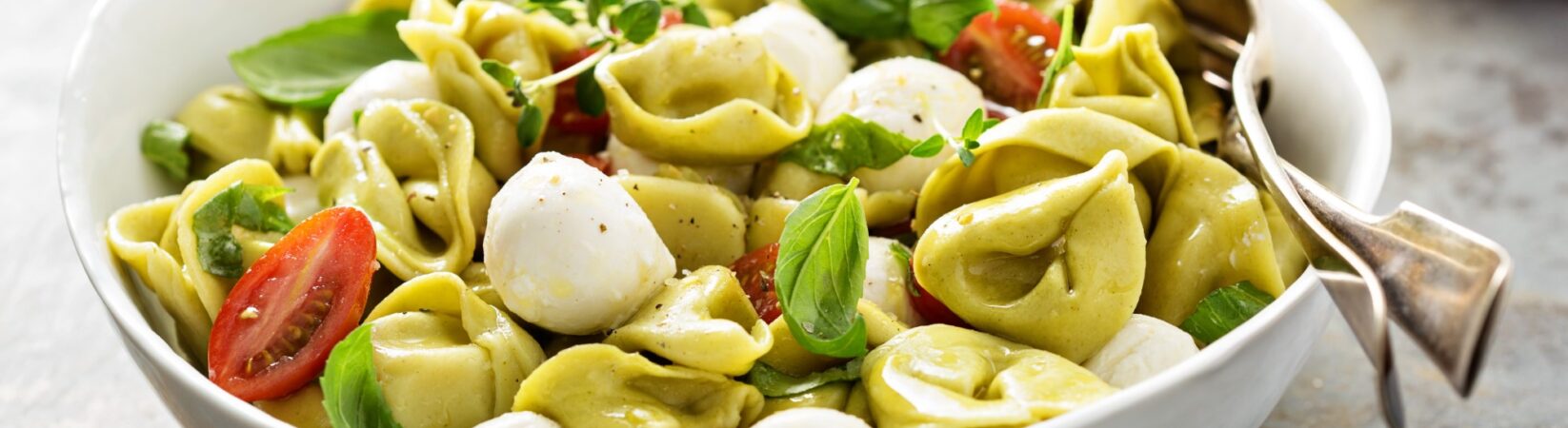 Tortellini mit Spinatfüllung, Tomaten und veganem Mozzarella