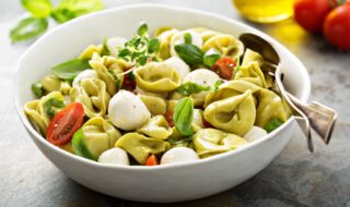 Tortellini mit Spinatfüllung, Tomaten und Mozzarella Tortellini mit Spinatfüllung, Tomaten und Mozzarella