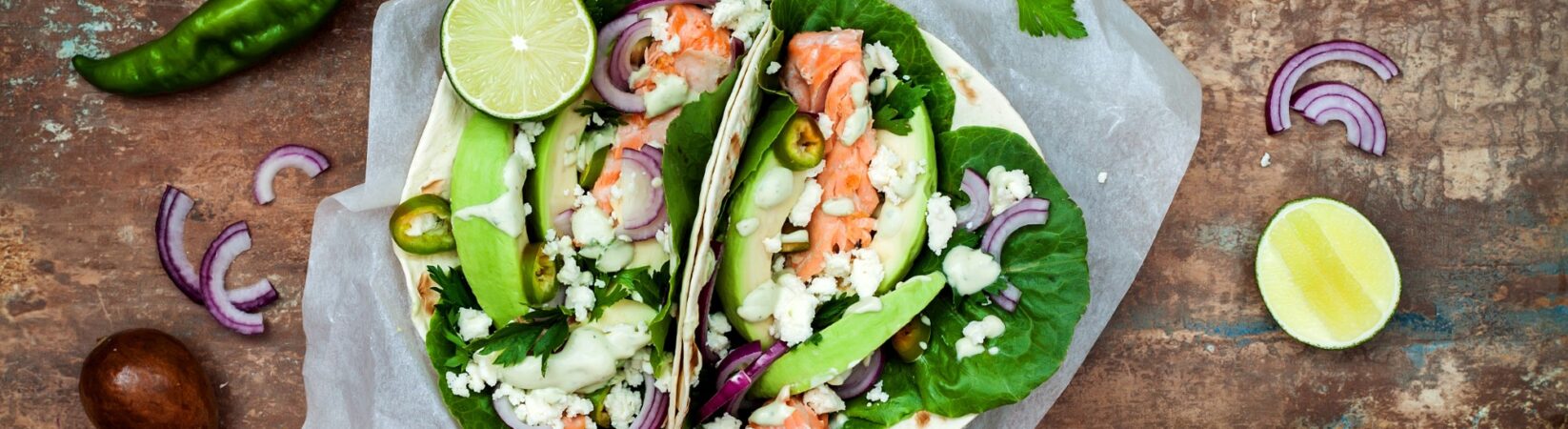 Tortilla mit Lachs, Feta und Avocado