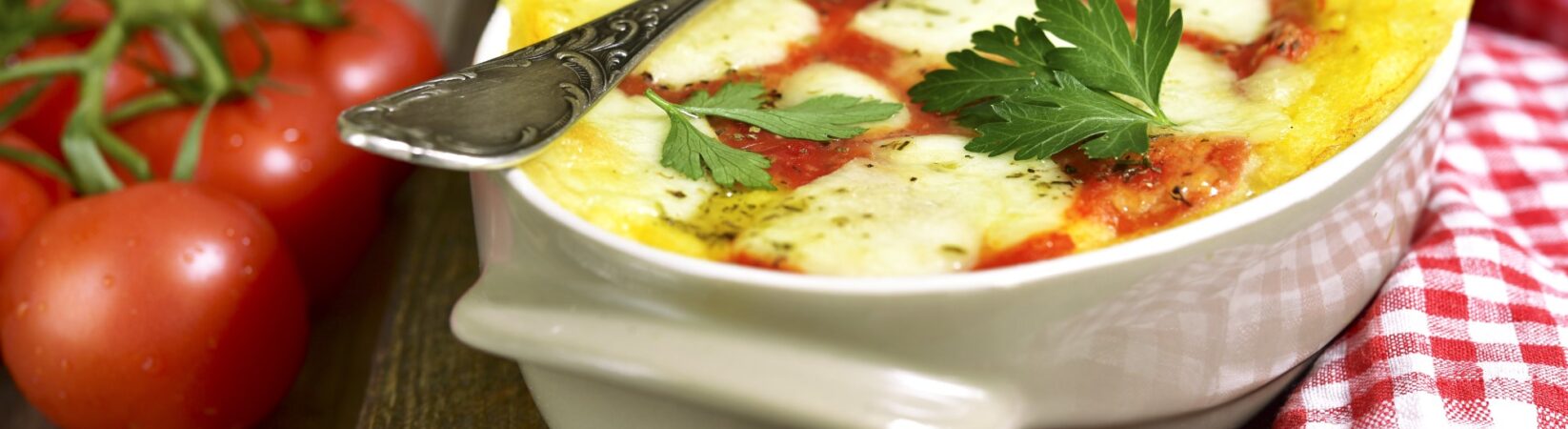 Überbackener Polenta-Auflauf mit Tomaten, Zucchini und Feta