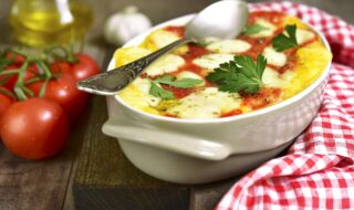 Überbackener Polenta-Auflauf mit Tomaten, Zucchini und Feta