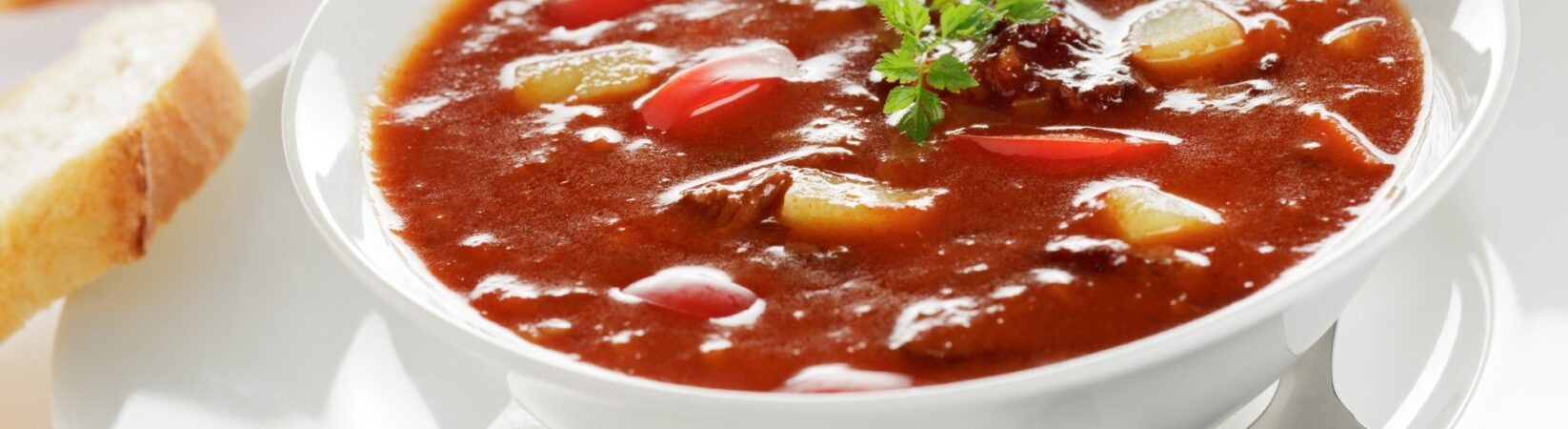 Gulaschsuppe mit Paprika und Kartoffel