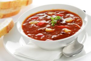 Gulaschsuppe mit Paprika und Kartoffel