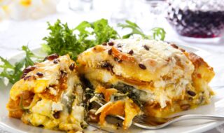 Vegetarische Lasagne mit Mangold, Zucchini und Feta Vegetarische Lasagne mit Mangold, Zucchini und Feta