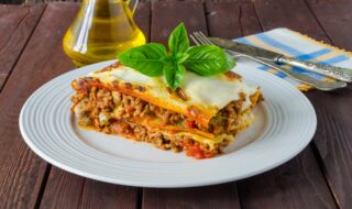 Vegane Lasagne mit Soja-Hackfleisch und Gemüse Vegane Lasagne mit Soja-Hackfleisch und Gemüse