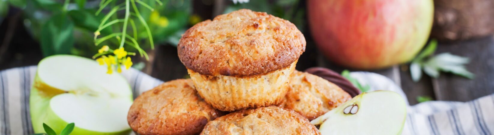 Apfel-Muffins mit Mandeln und Rosinen