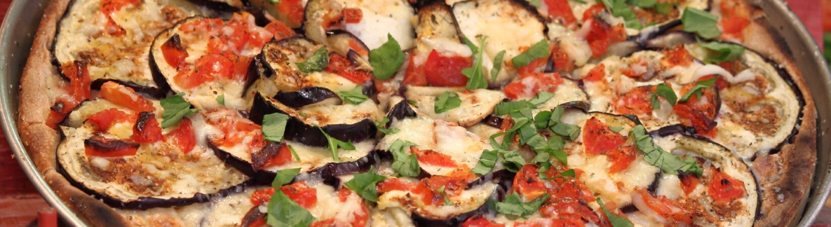 Pizza mit Aubergine, Tomaten und veganem Mozzarella