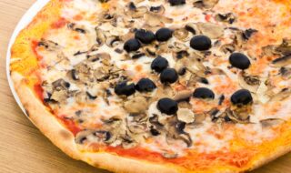 Pizza mit Champignons, Oliven und veganem Mozzarella