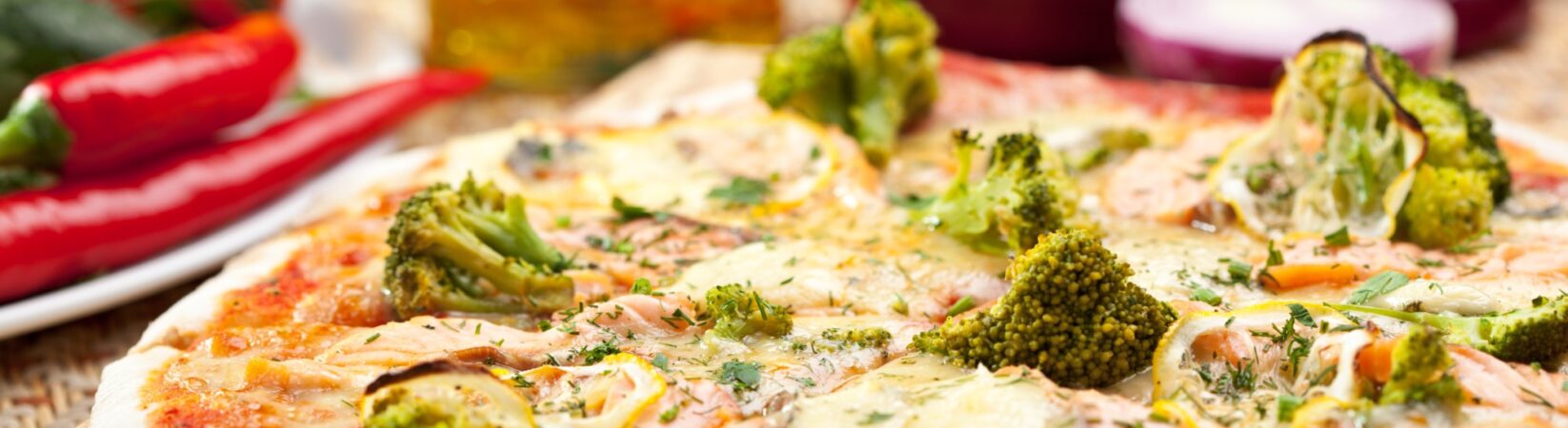 Pizza mit Lachs und Brokkoli