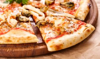 Pizza mit Meeresfrüchten und Salat Pizza mit Meeresfrüchten und Salat