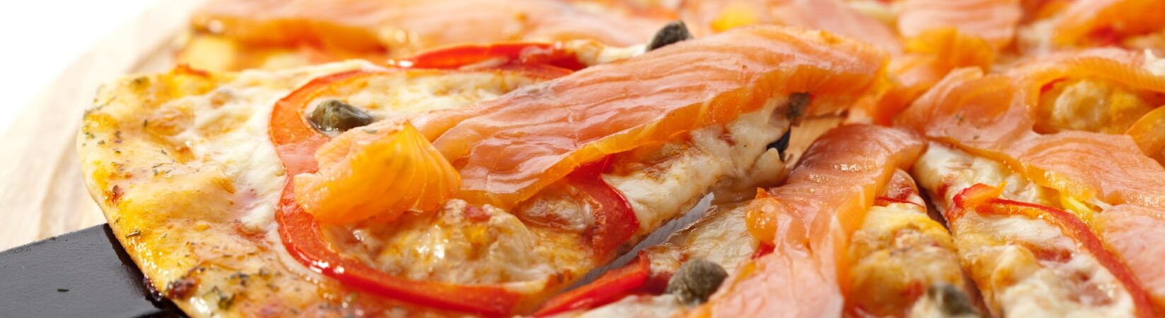 Pizza mit Lachs, Paprika und Tomate