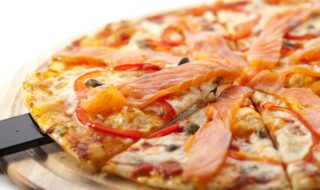Pizza mit Lachs, Paprika und Tomate Pizza mit Lachs, Paprika und Tomate