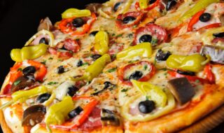 Pizza mit Paprika, Peperoni, Oliven und Salami Pizza mit Paprika, Peperoni, Oliven und Salami