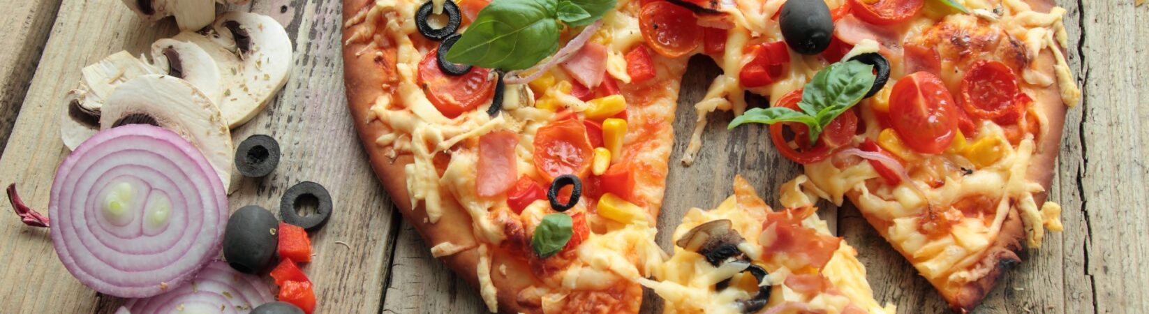 Schinken-Pizza mit Tomaten und Champignons