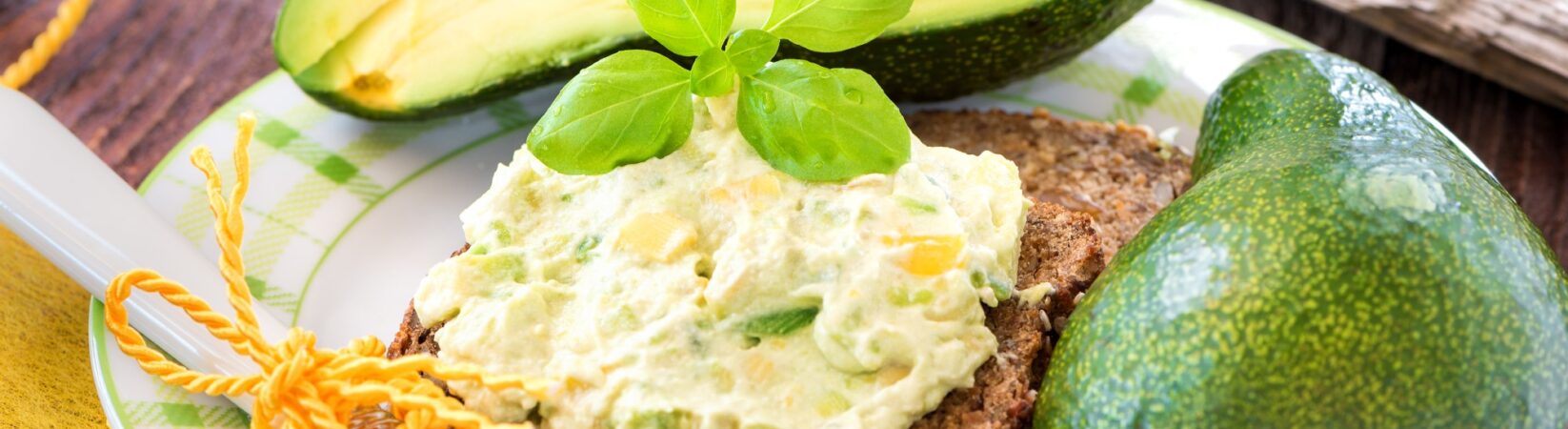 Vollkornbrot mit Avocado-Orangen-Creme