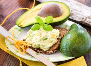 Vollkornbrot mit Avocado-Orangen-Creme