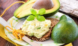 Vollkornbrot mit Avocado-Orangen-Creme