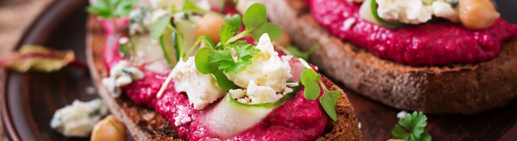 Vollkornbrot mit rote Bete-Humus und Feta