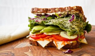 Vollkornbrot mit Käse und Gemüse Vollkornbrot mit Käse und Gemüse