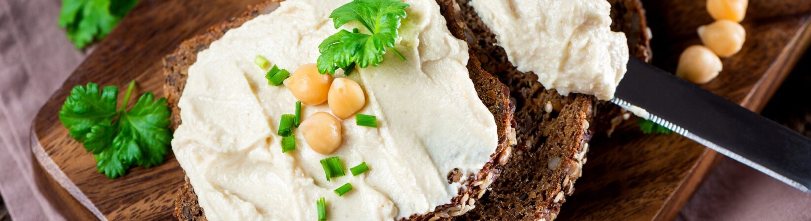 Vollkornbrot mit selbstgemachtem Hummus