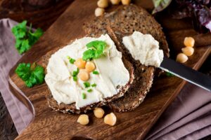 Vollkornbrot mit selbstgemachtem Hummus