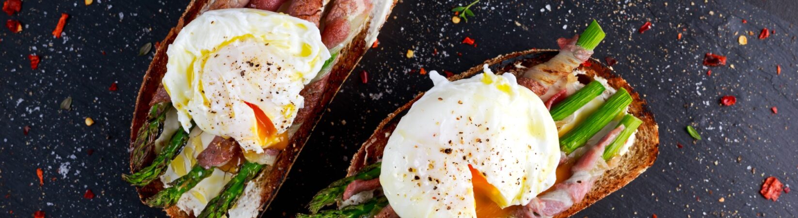 Vollkornbrot mit Spargel im Schinkenmantel und Spiegelei