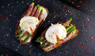 Vollkornbrot mit Spargel im Schinkenmantel und Spiegelei Vollkornbrot mit Spargel im Schinkenmantel und Spiegelei