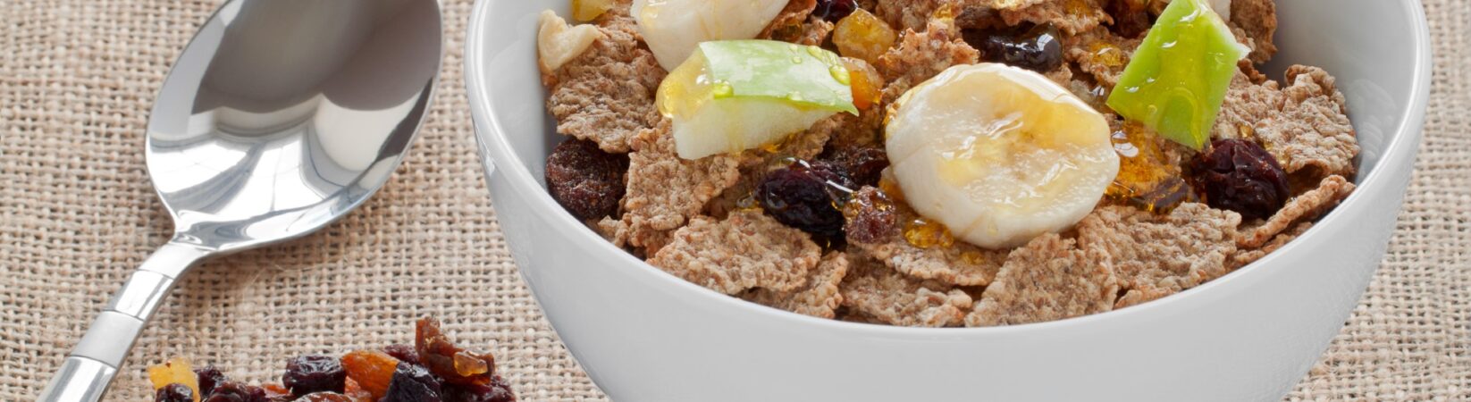 Vollkorncornflakes mit Banane, Apfel und Rosinen