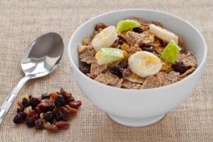 Vollkorncornflakes mit Banane, Apfel und Rosinen