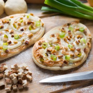 Veganer Flammkuchen mit Tofu, Champignons und Frühlingszwiebel