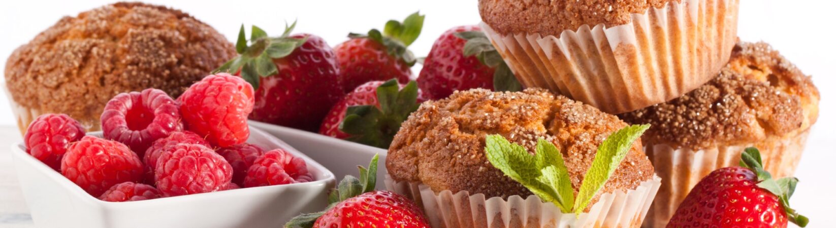 Vollkorn-Muffins mit  Erdbeeren und Himbeeren