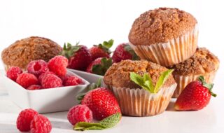 Vollkorn-Muffins mit  Erdbeeren und Himbeeren