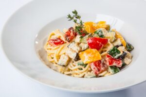 Vollkornspaghetti mit Gemüse in veganer Sahnesauce