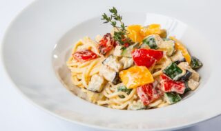 Vollkornspaghetti mit Gemüse in veganer Sahnesauce