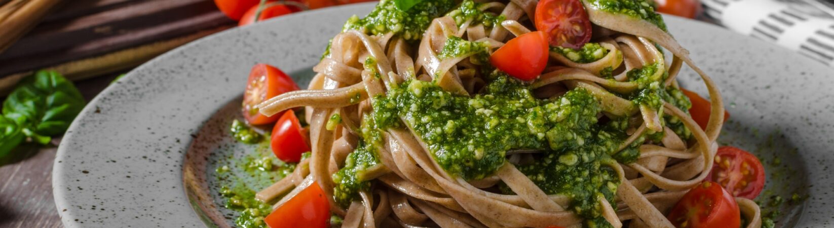 Vollkornspaghetti mit Walnusspesto und Kirschtomaten