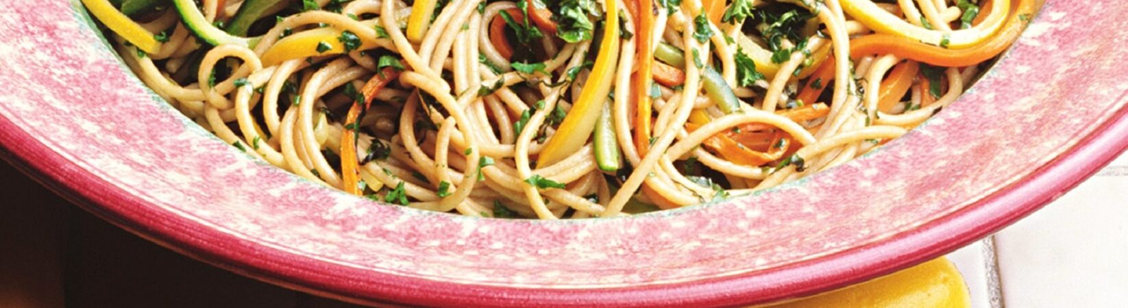 Vollkornspaghetti mit Zucchini- und Möhrenstreifen