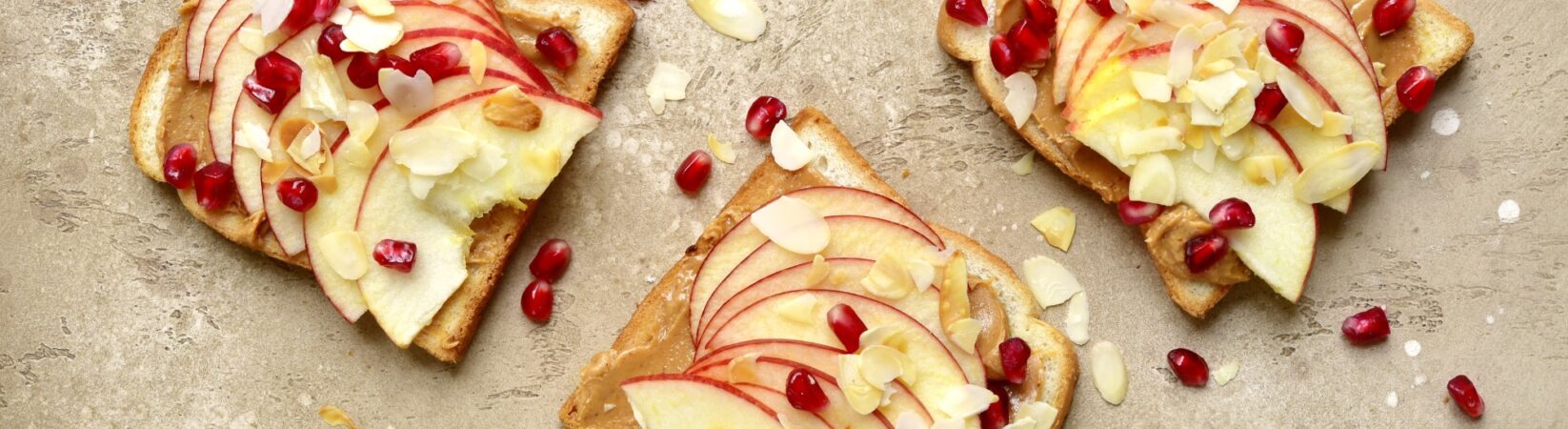 Vollkorntoast mit Erdnussmus, Apfel und Mandeln