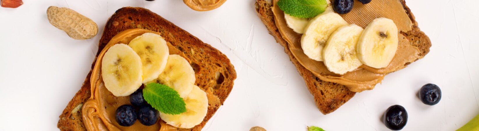 Vollkorntoast mit Erdnussmus, Banane und Blaubeeren