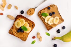 Vollkorntoast mit Erdnussmus, Banane und Blaubeeren