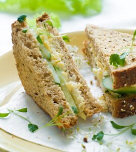 Eiweißbrot mit Frischkäse, Ei und Gurke