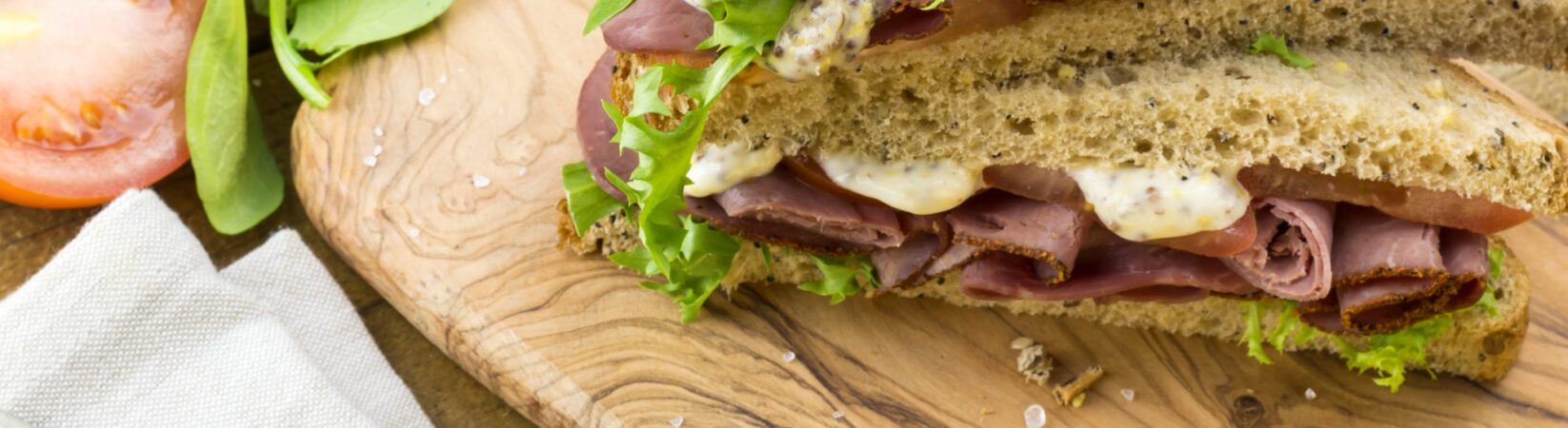 Eiweißbrot mit Roastbeef und Tomaten