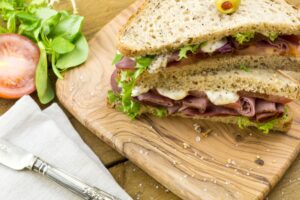 Eiweißbrot mit Roastbeef und Tomaten