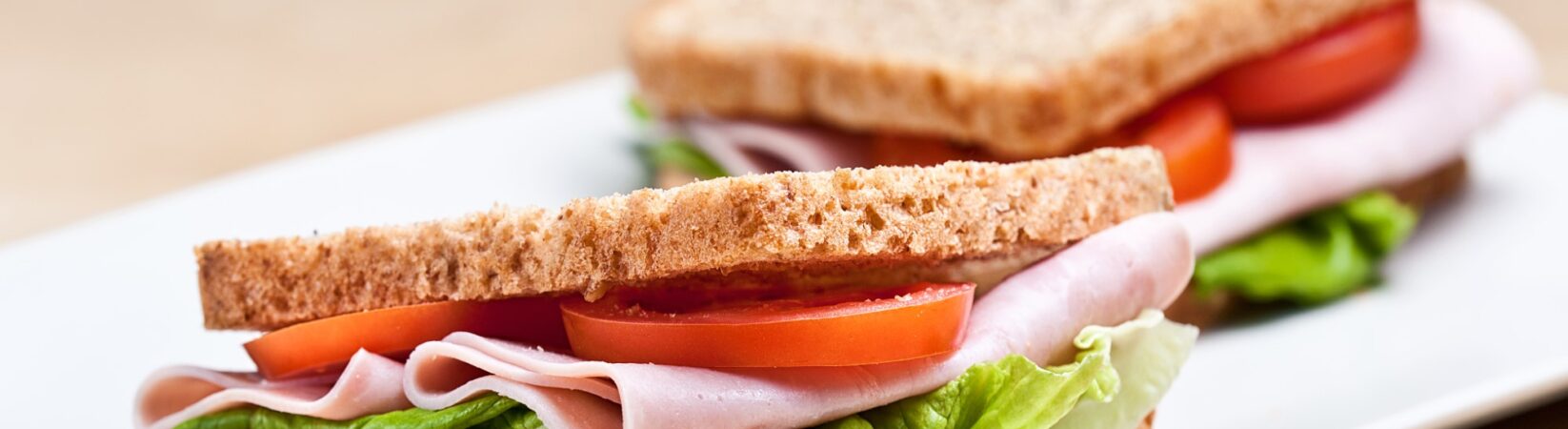 Vollkorntoast mit Schinken und Tomaten