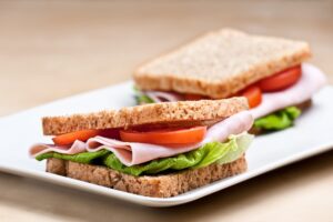 Vollkorntoast mit Schinken und Tomaten